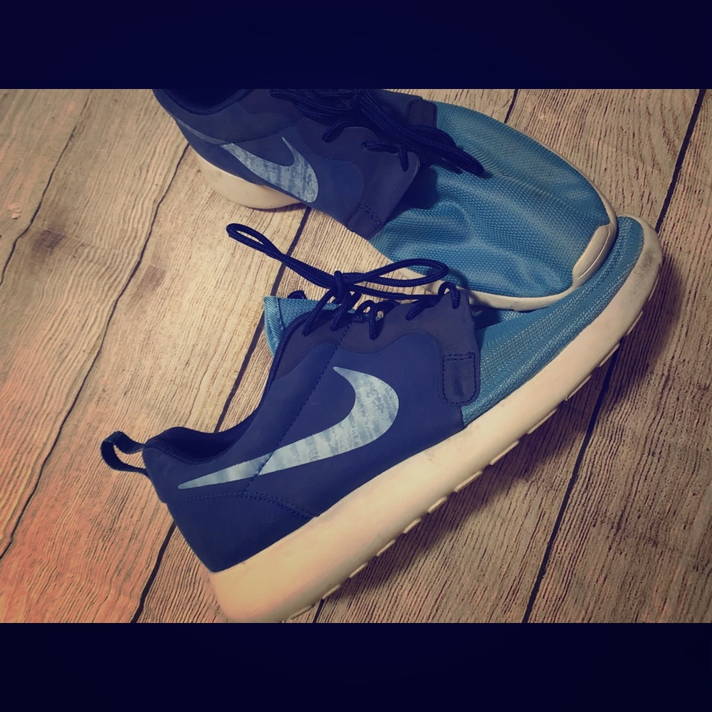 Men’s size 10 nikes no soles. Need new ones.